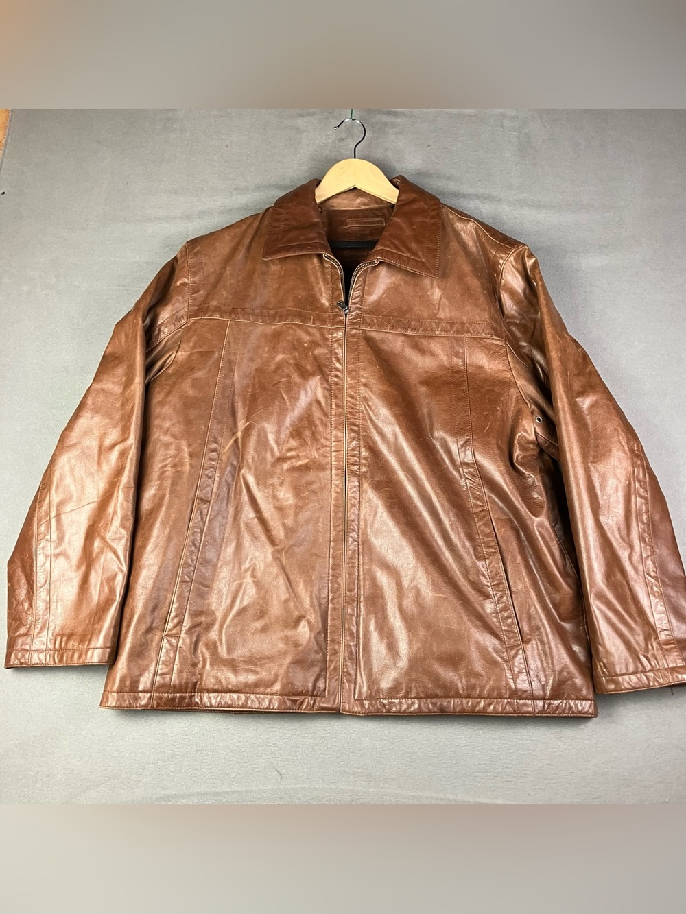 Roundtree & Yorke Men’s Size L Brown Leather Jacket Full Zip Distressed. In good